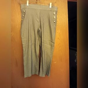 Women's size medium,  Linda Mathew capri pants